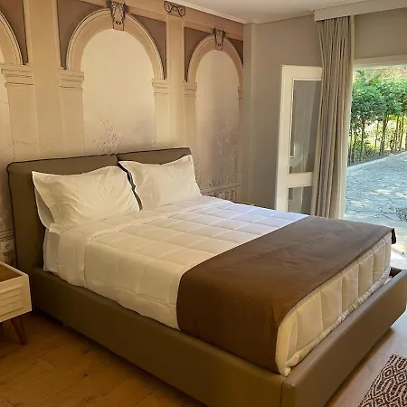 Pinea Mare Golem (Tirana)